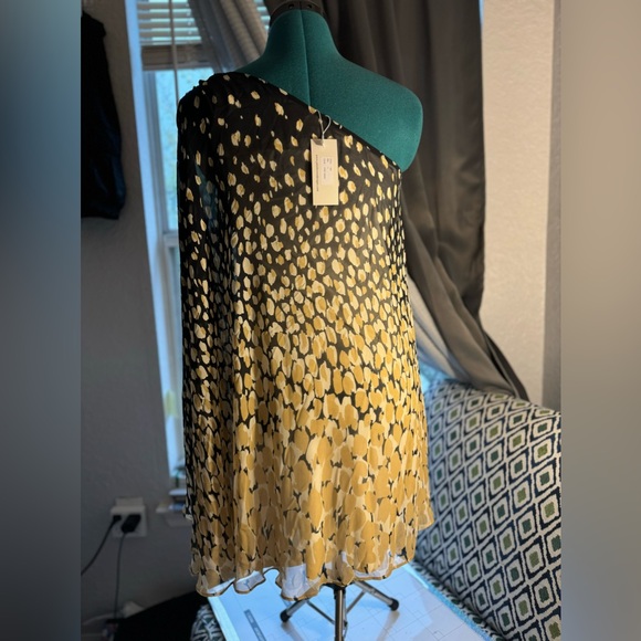 “One-shoulder dress with a golden and black abstract print. Lightweight, flowy, - Picture 5 of 6